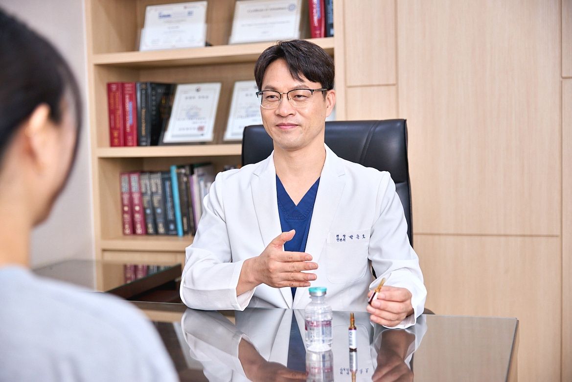 더행복한흉부외과의원 진료실에서 박준호 대표원장이 환자에게 검사 결과를 설명하는 모습