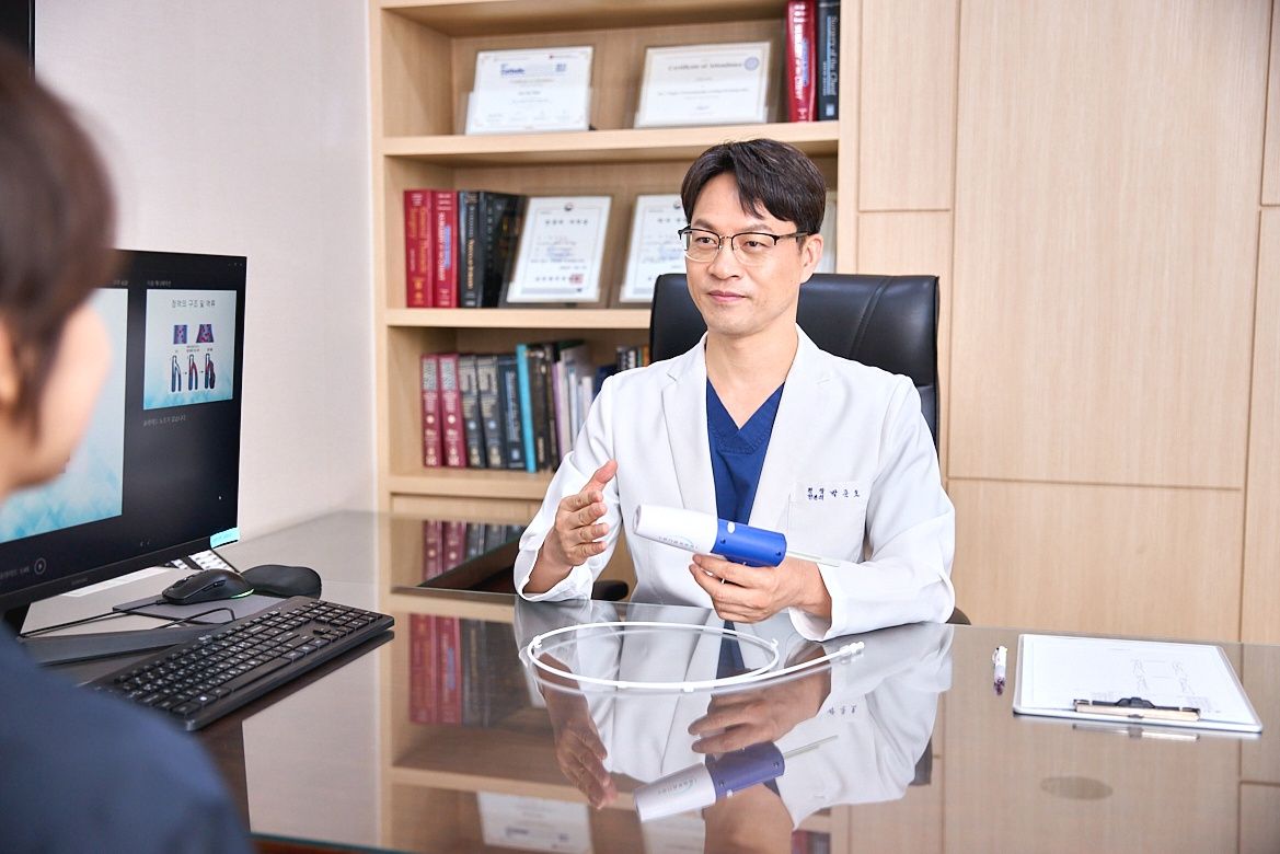 박준호 대표원장이 진료실 모니터의 초음파 영상을 보며 상담하는 모습